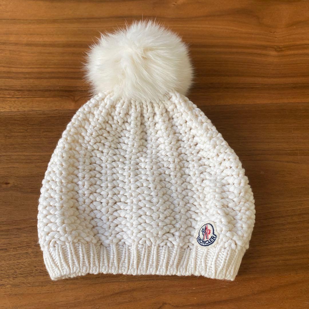 モンクレール　ホワイト ポンポン付きニット帽