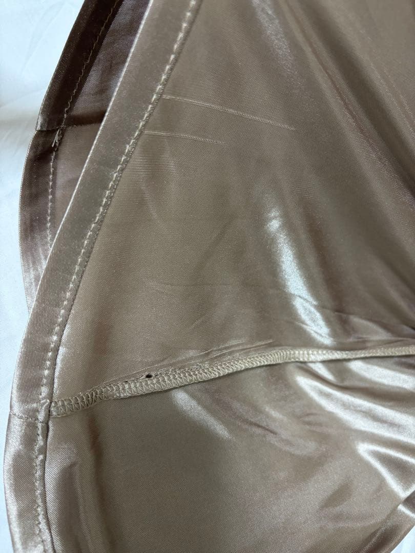 1度のみ着用　ベージュ ストラップレス サテン風ドレス