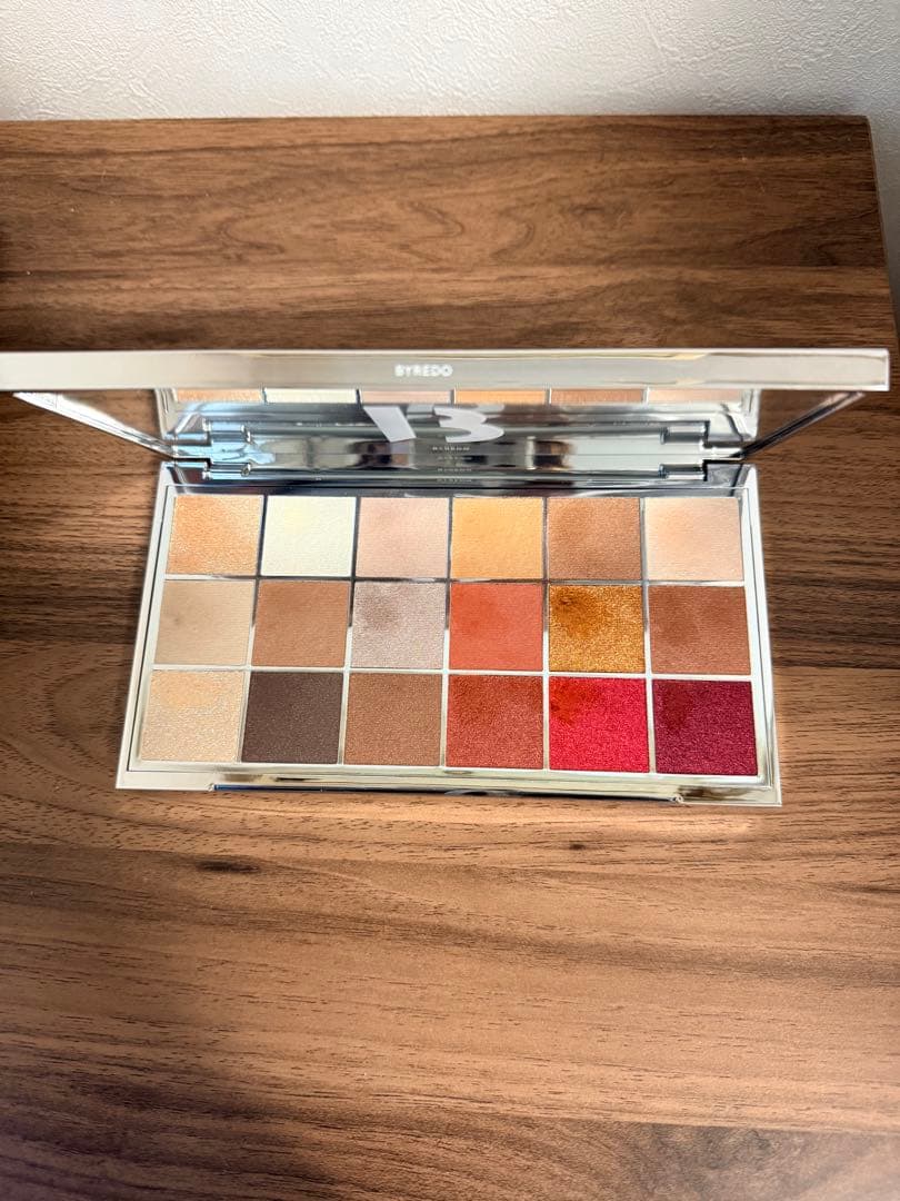 バイレード　アイシャドウパレット　ビブリオフィリア