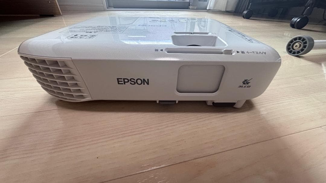 エプソンプロジェクター、三脚・ケース・ワイヤレスユニット付き