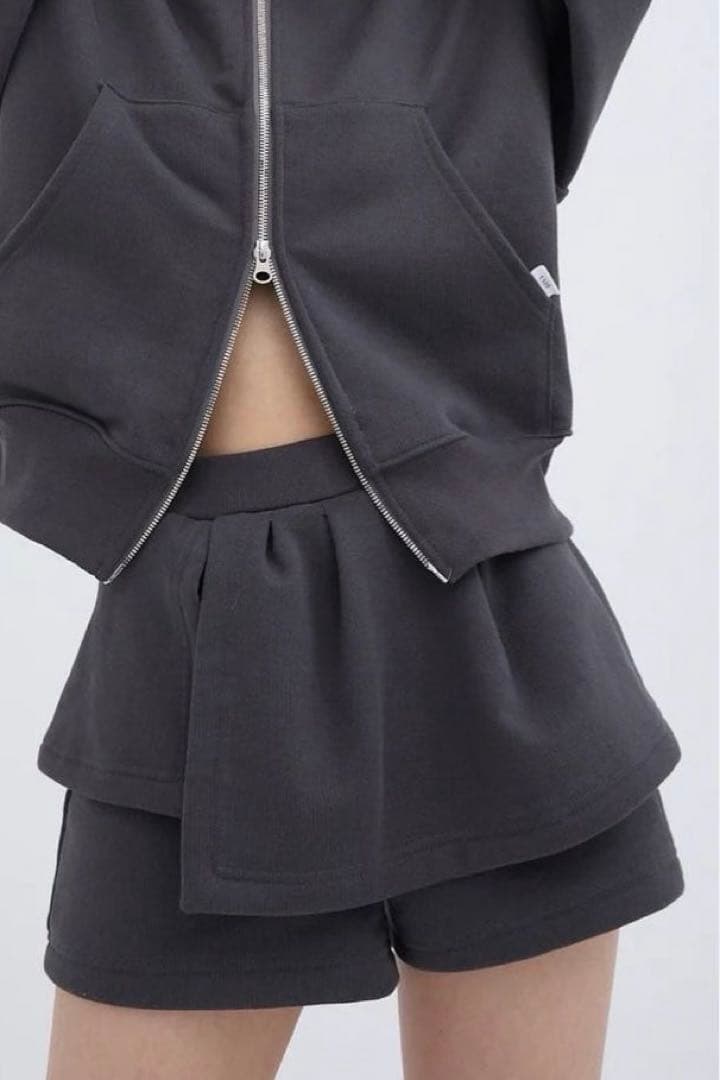 【新品・タグ付き】ESIO フリルショートパンツ チャコール　Sサイズ