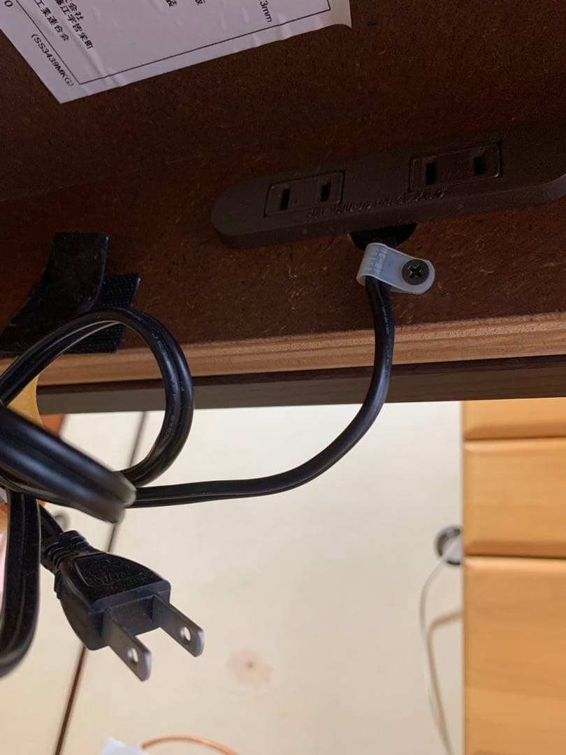 カリモクデスク　引き出し、コンセント付き