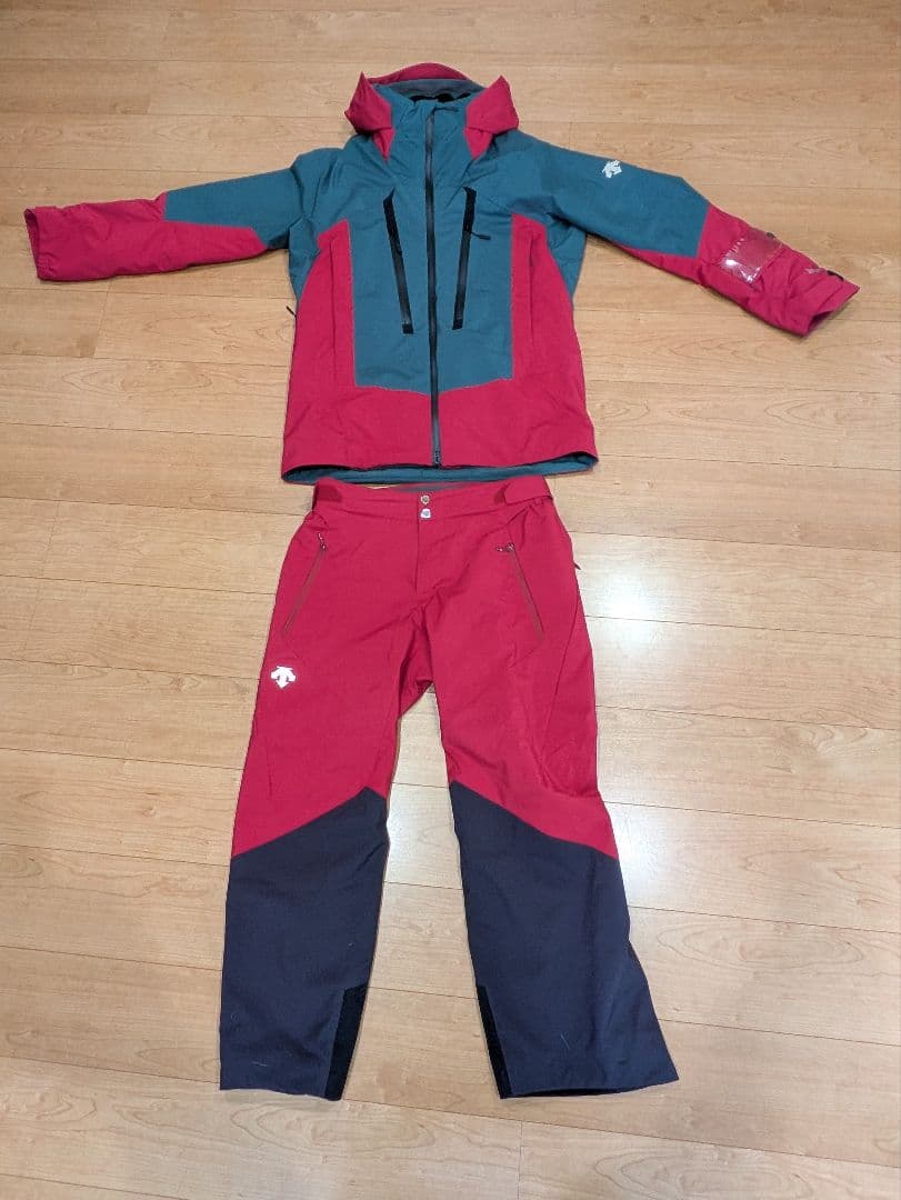 値下げしました！22-23 デサントスキーウェア ジャケット&パンツ 上下セット