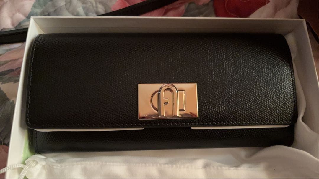 FURLA ブラックレザー 長財布