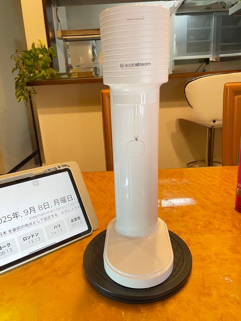 ソーダストリーム ガイア ホワイト　ガスシリンダー(満タン)1本、ボトル2本付