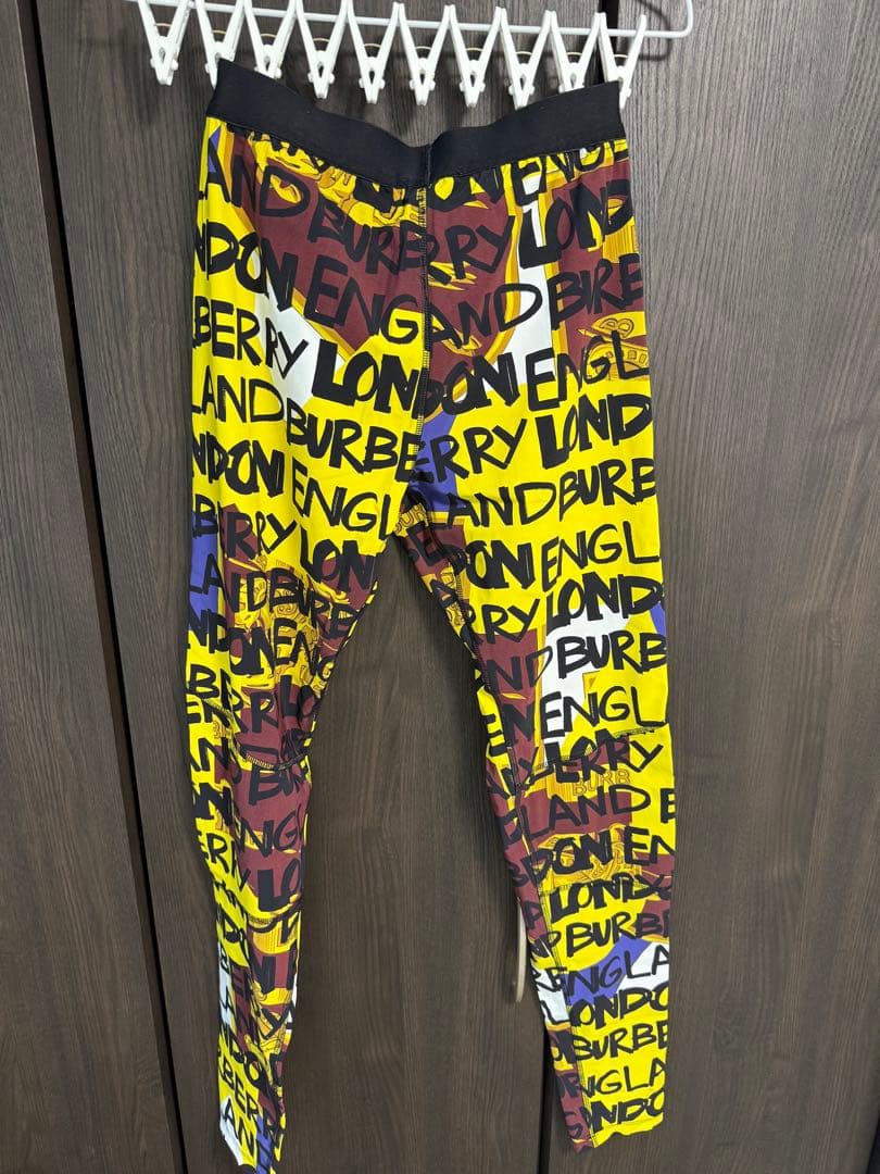 BURBERRY イエローロゴプリントスキニーパンツ