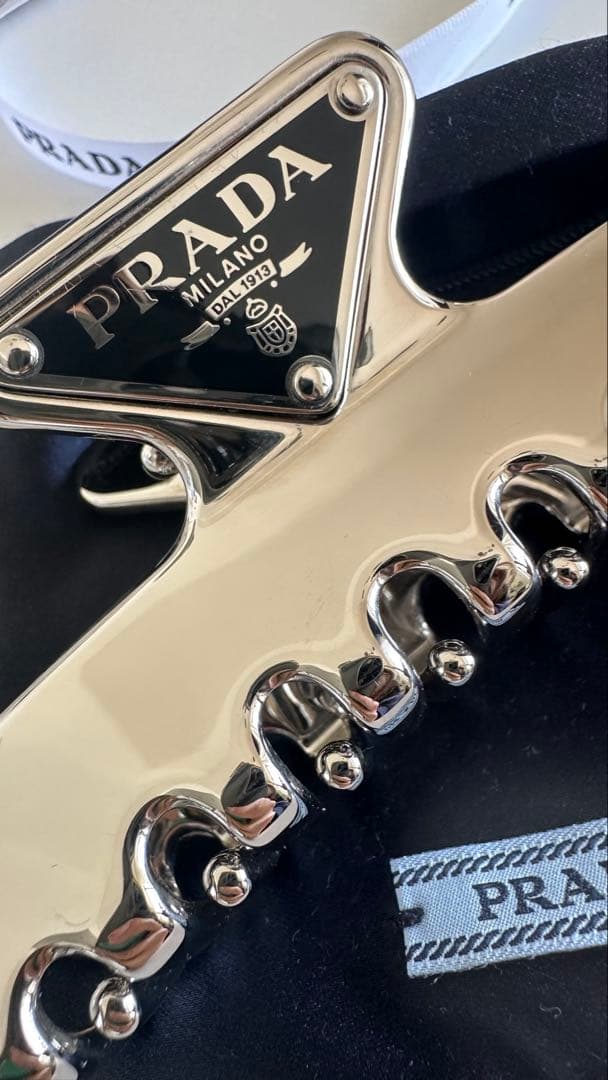 PRADAヘアクリップ