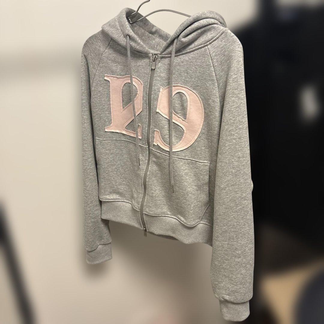 illigo 短丈パーカー　sサイズ