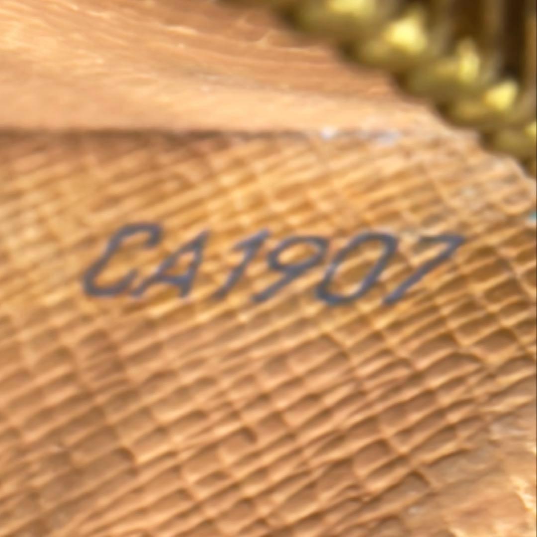 ⑥☆外観美品/優良品☆カード2枚タイプ♪サラ長財布