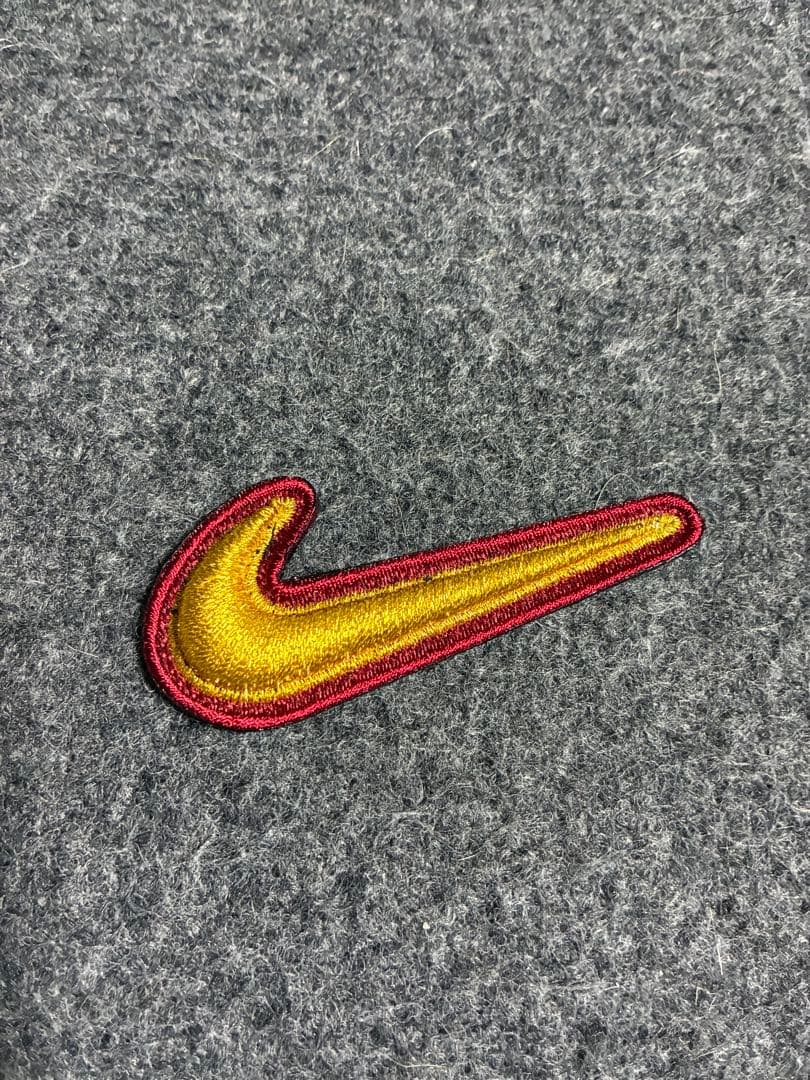 Nike 刺繍ロゴワッペン ゴールド/縁レッド