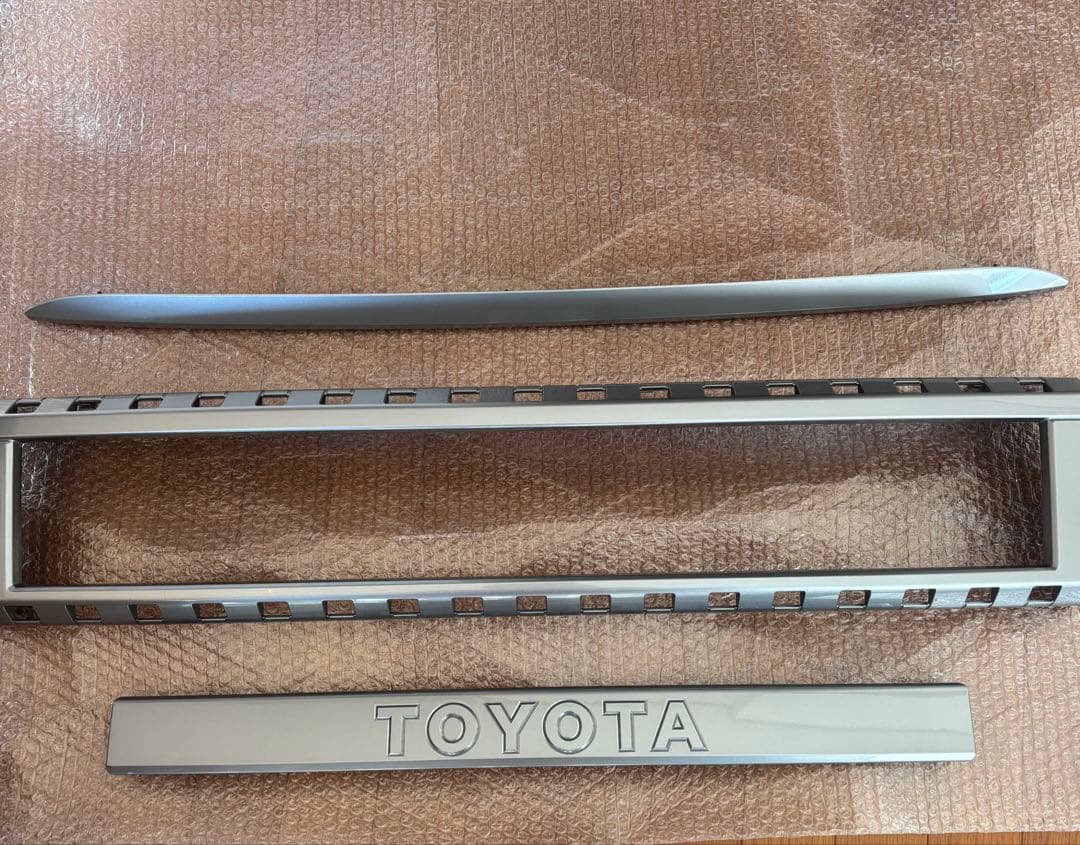 新同トヨタ純正ランクル250 グリル、ガーニッシュ３点セット