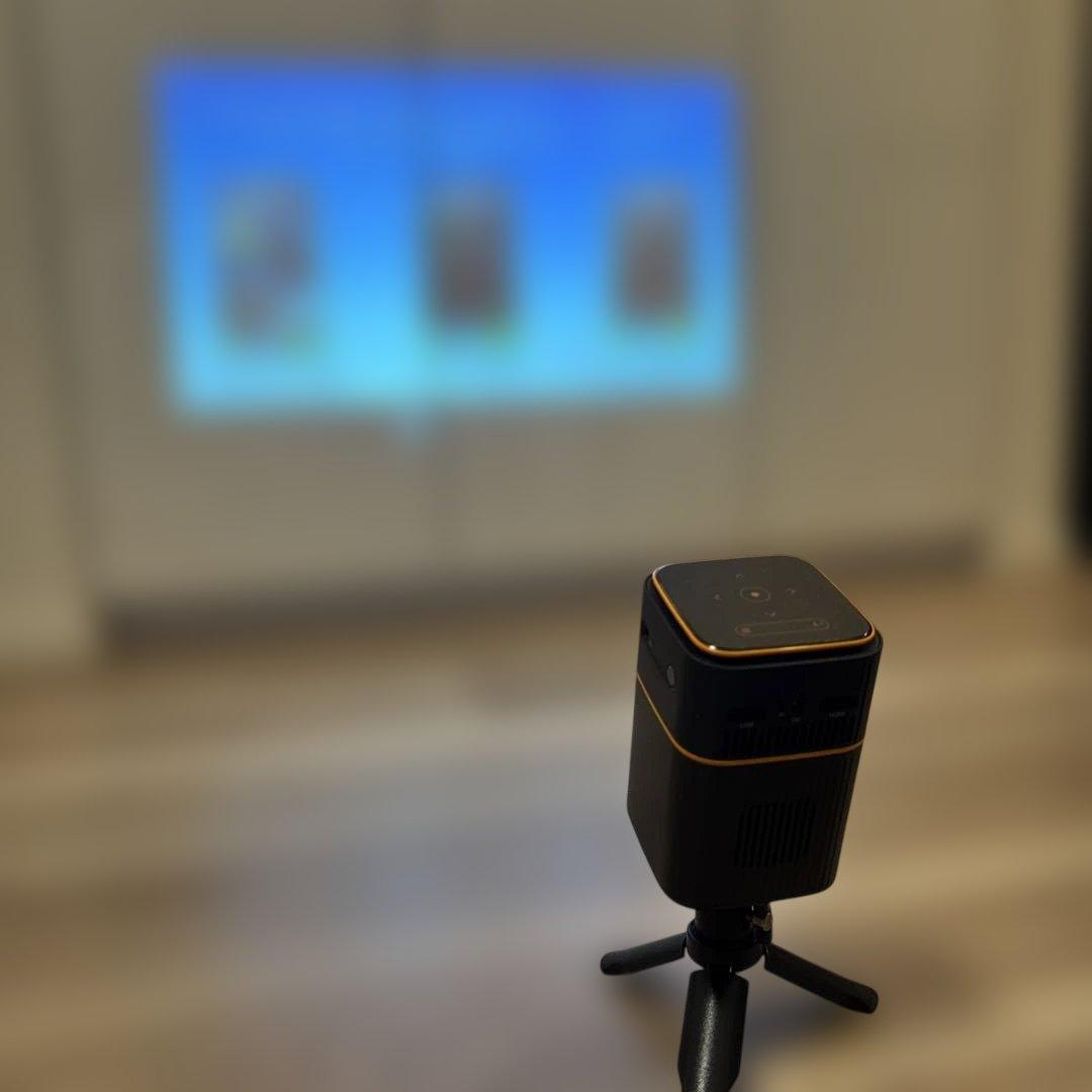 プロジェクター| 三脚とHDMIケーブル付き