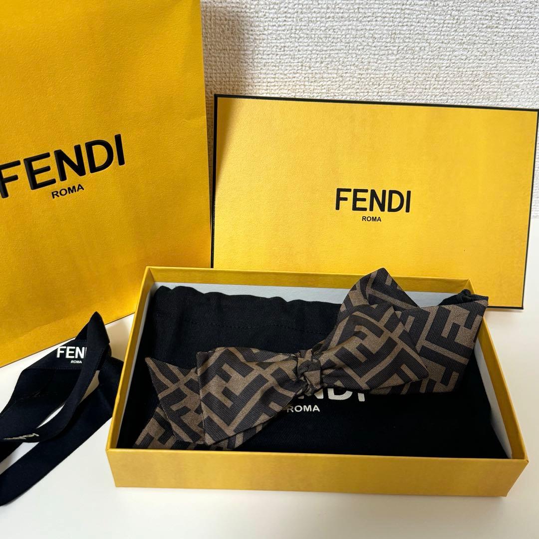 美品 FENDI ヘアクリップ リボン