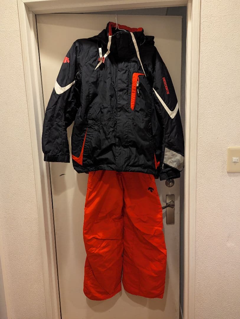 C*o様 DESCENTE М スキーウェア 上下セット 黒/赤