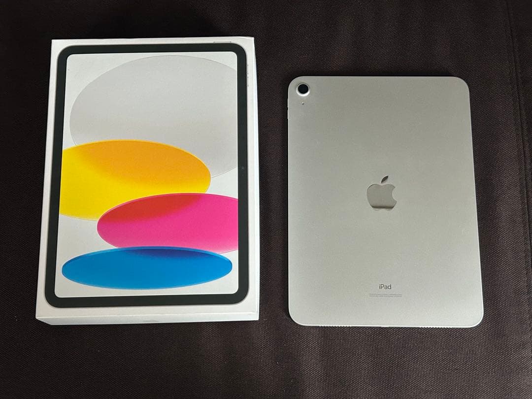 【極美品】iPad（第10世代）Wi-Fi／シルバー／64GB/キーボード付