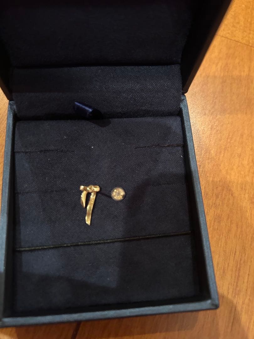 クアラントット　Eleganza ピアス　片耳　リボン　ダイヤ