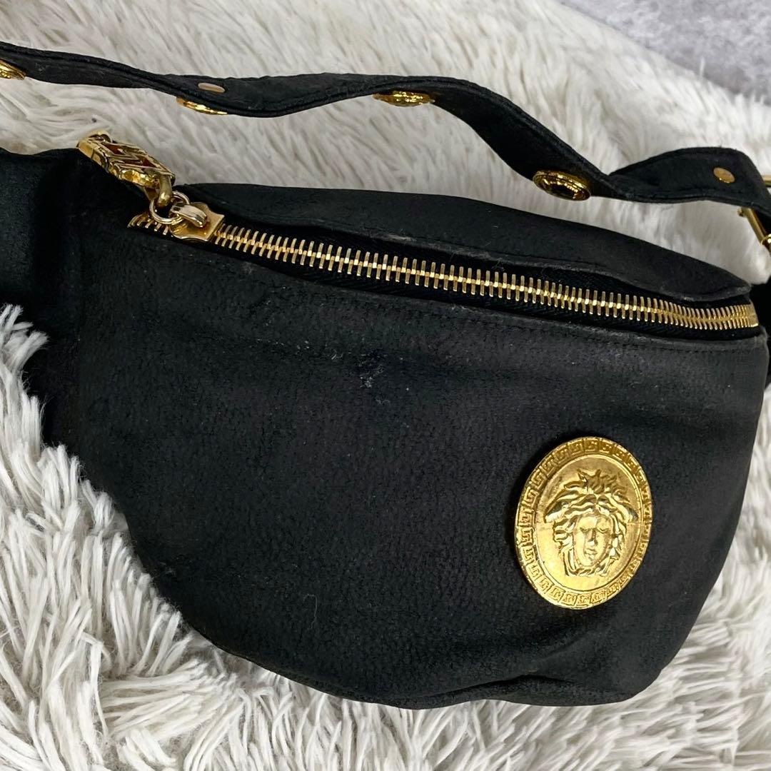美品 ヴェルサーチ レザー ボディバッグ ロゴ金具 メデューサ ファスナー 黒