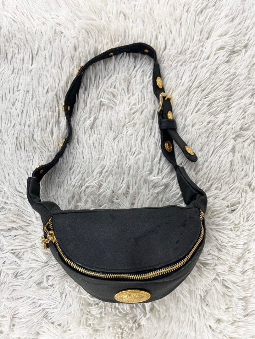 美品 ヴェルサーチ レザー ボディバッグ ロゴ金具 メデューサ ファスナー 黒