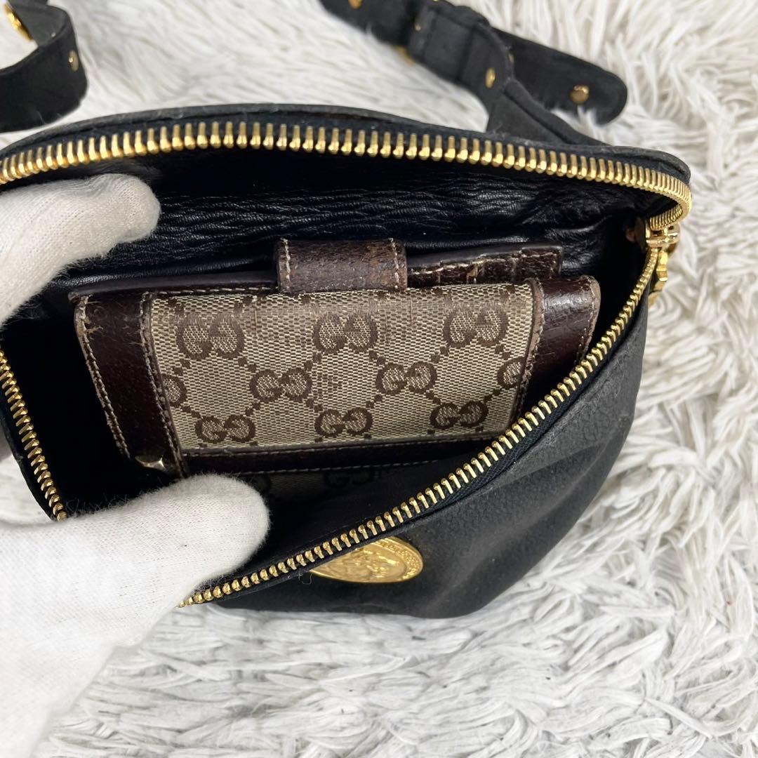 美品 ヴェルサーチ レザー ボディバッグ ロゴ金具 メデューサ ファスナー 黒