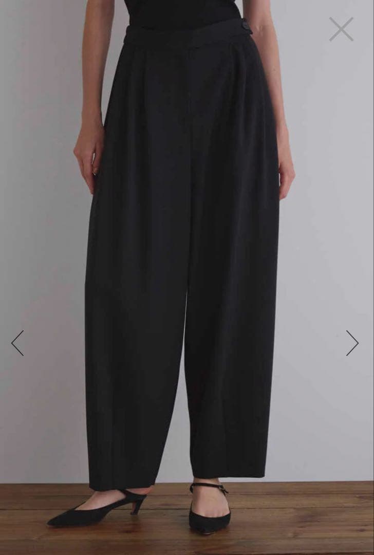 ルフィル　LE PHILタックコクーンパンツ　ハイウエスト　カーヴィ　黒