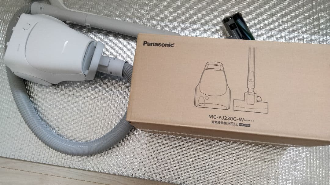 Panasonic 掃除機本体 ホワイト 美品、紙パック10枚つき