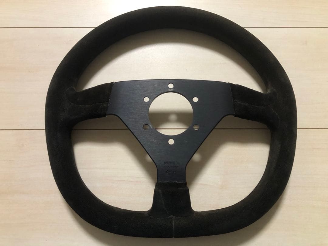 momo ステアリングホイール