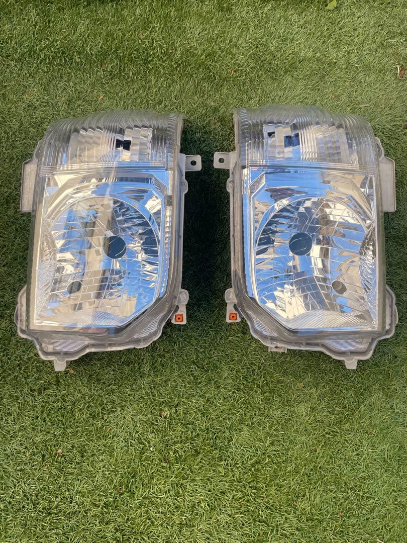 ハイエース4型以降の純正ヘッドライト　LEDではありません。