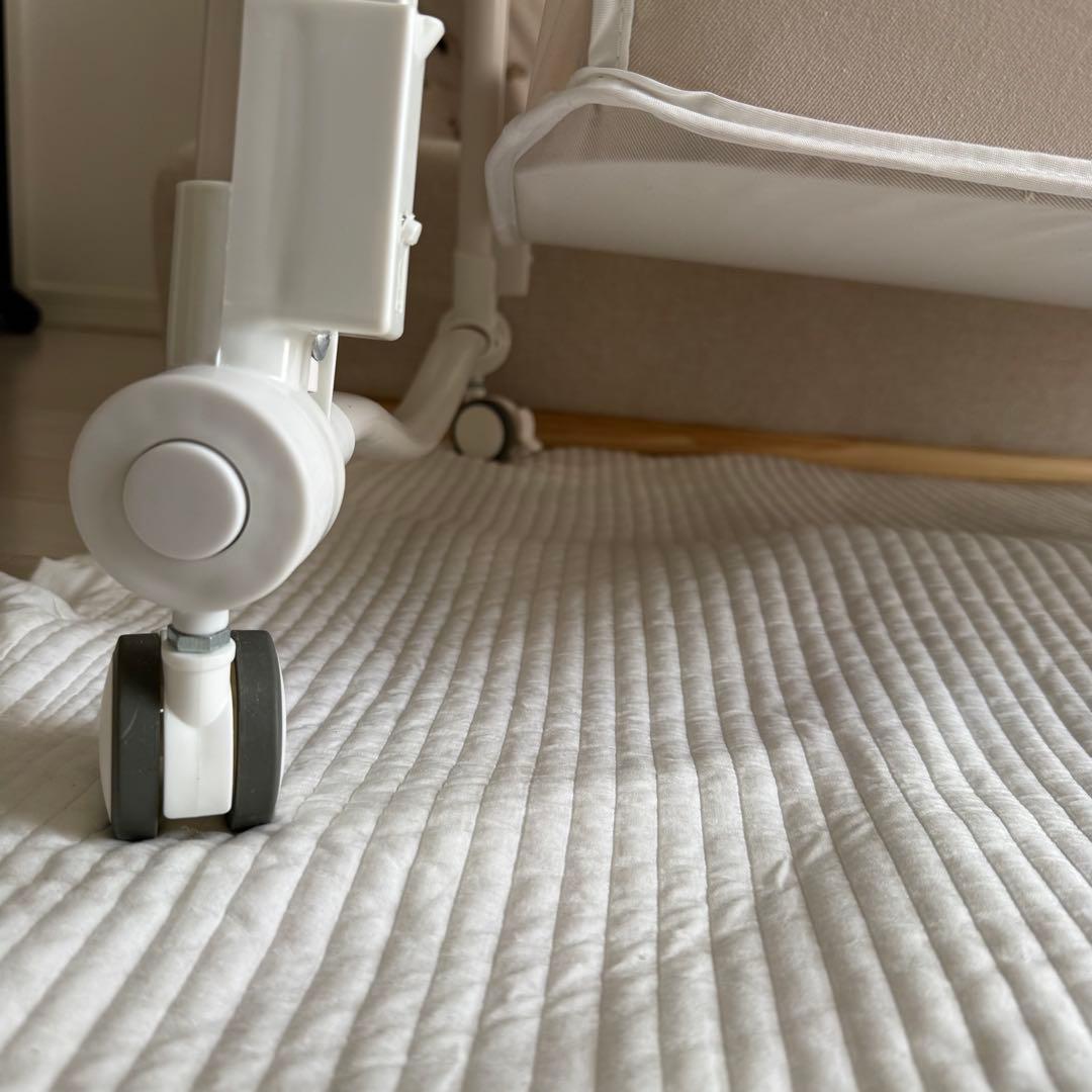 12/16まで値下げ中【美品】キャスター付きベビーベッド　アイボリー　ベージュ