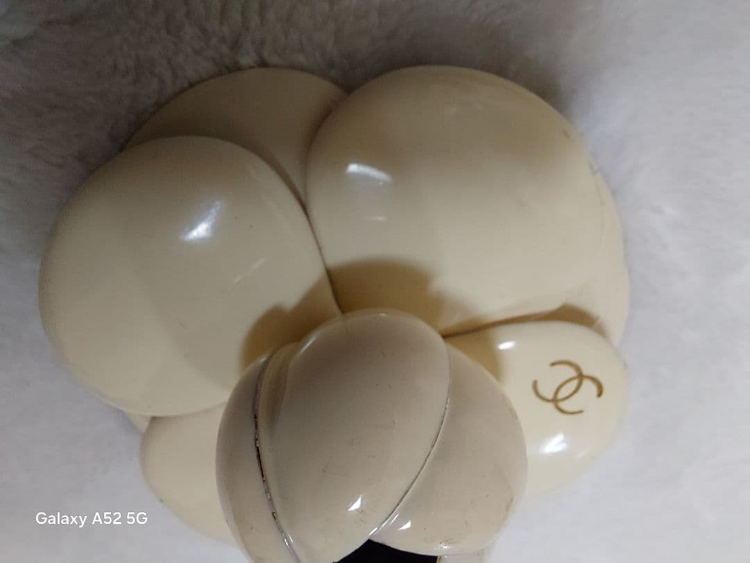 CHANEL アイボリーフラワーブローチ