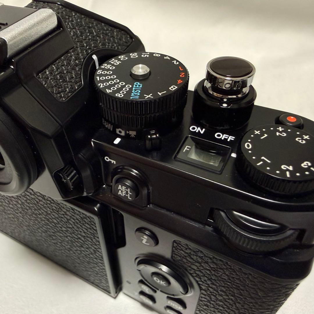 【美品】Nikon Zf ブラック ボディ　サムレスト、ボタンのおまけ付き