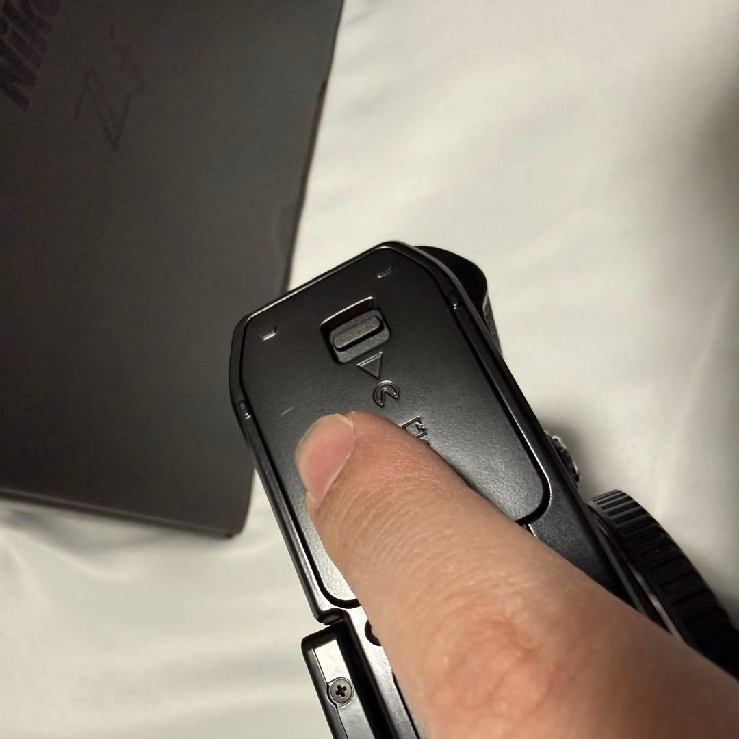 【美品】Nikon Zf ブラック ボディ　サムレスト、ボタンのおまけ付き