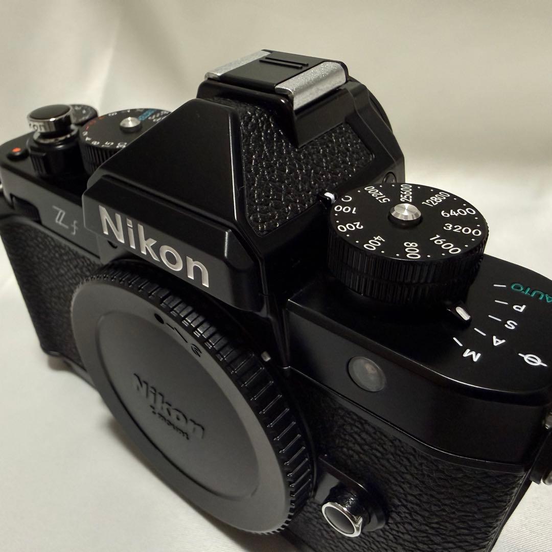 【美品】Nikon Zf ブラック ボディ　サムレスト、ボタンのおまけ付き