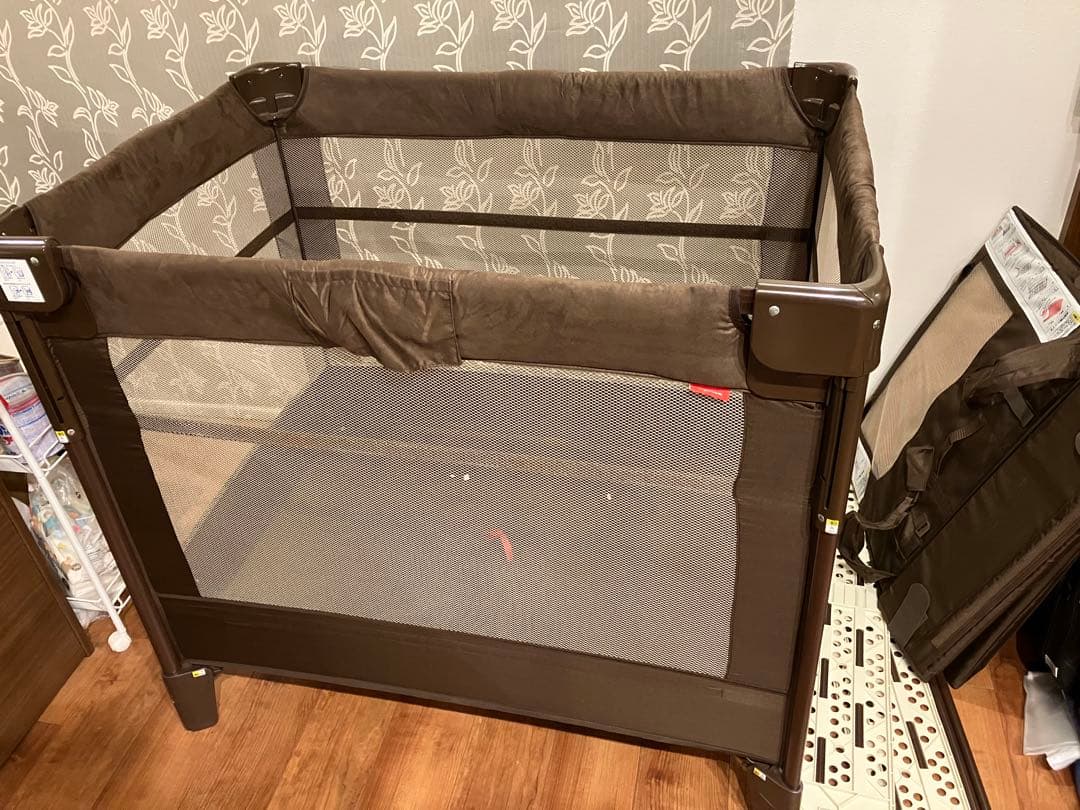 アップリカ　ココネル エアープラス 折りたたみベビーベッド　ブラウン