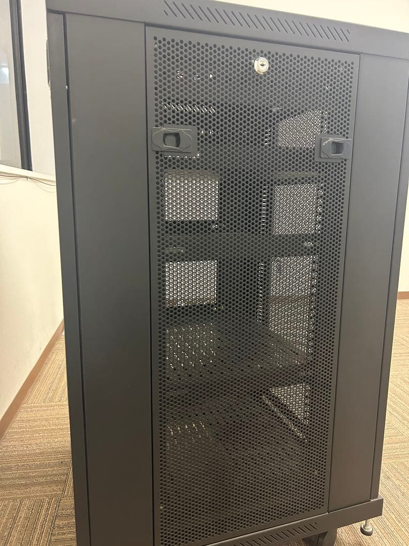 メッシュデザイン サーバーラック　ブラック