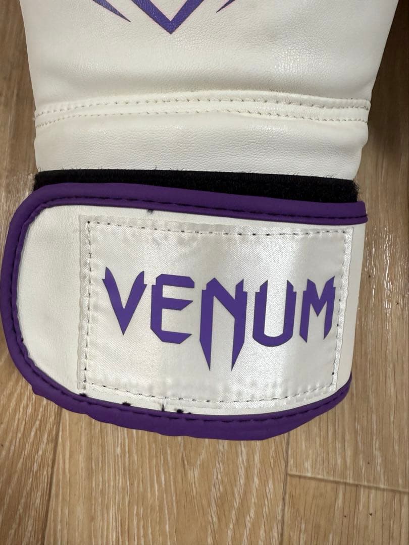 希少　Venum ボクシンググローブ 16 oz ホワイト　パープル　白　紫