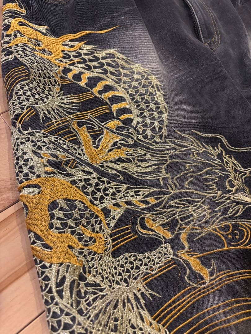 お値下げ　絡繰魂　金糸 刺繍ドラゴン刺繍 黒 ストレートパンツ