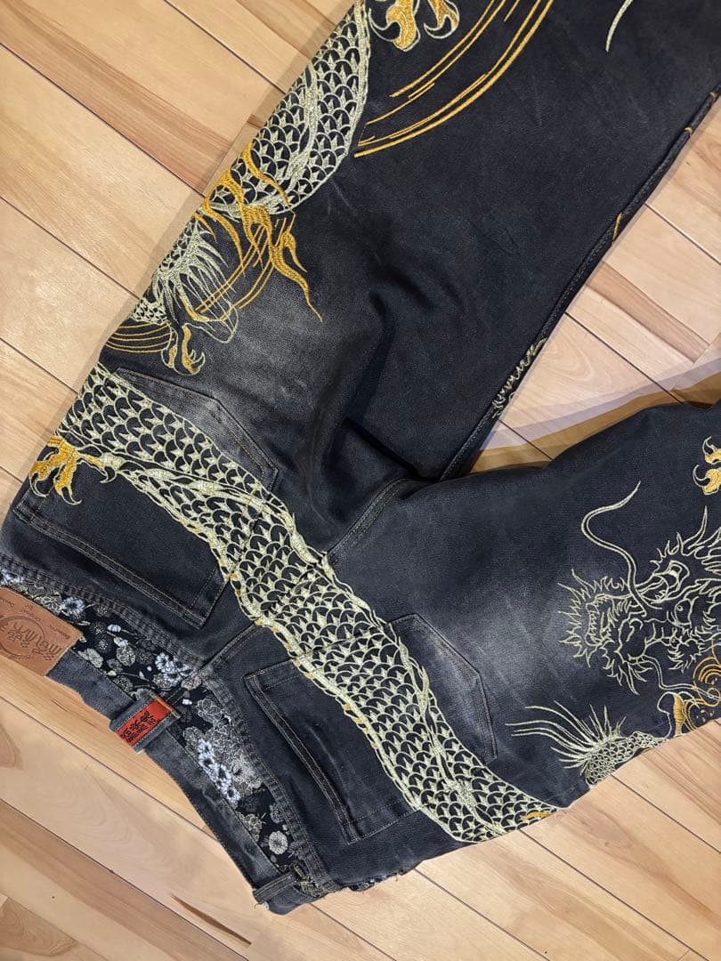 お値下げ　絡繰魂　金糸 刺繍ドラゴン刺繍 黒 ストレートパンツ