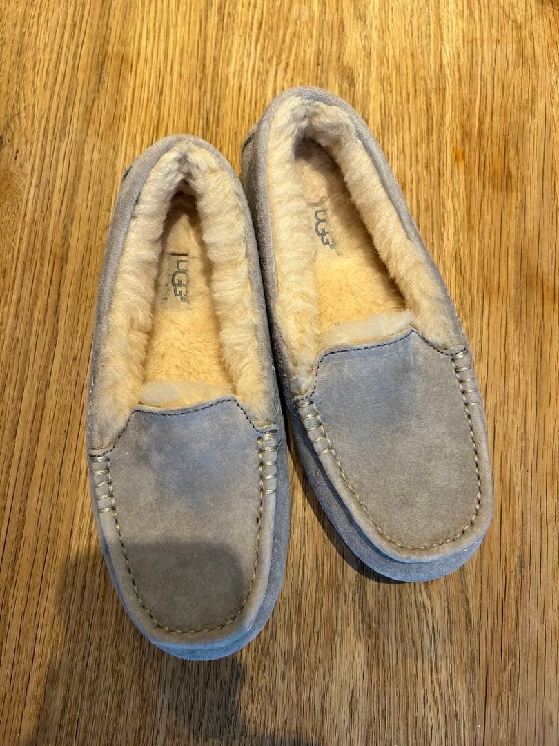 UGG グレー モカシン　新品