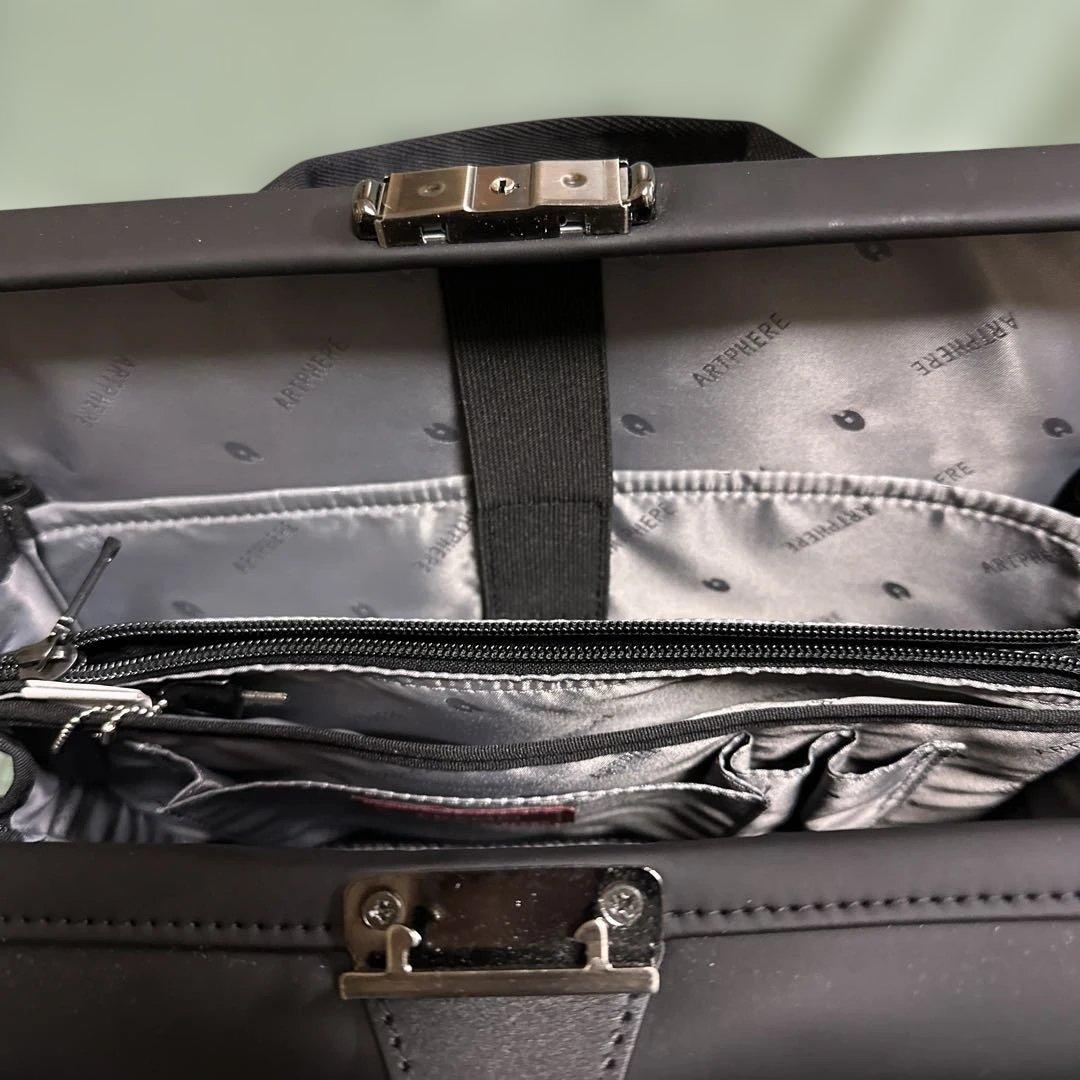 ARTPHERE ブラック ショルダーバッグ