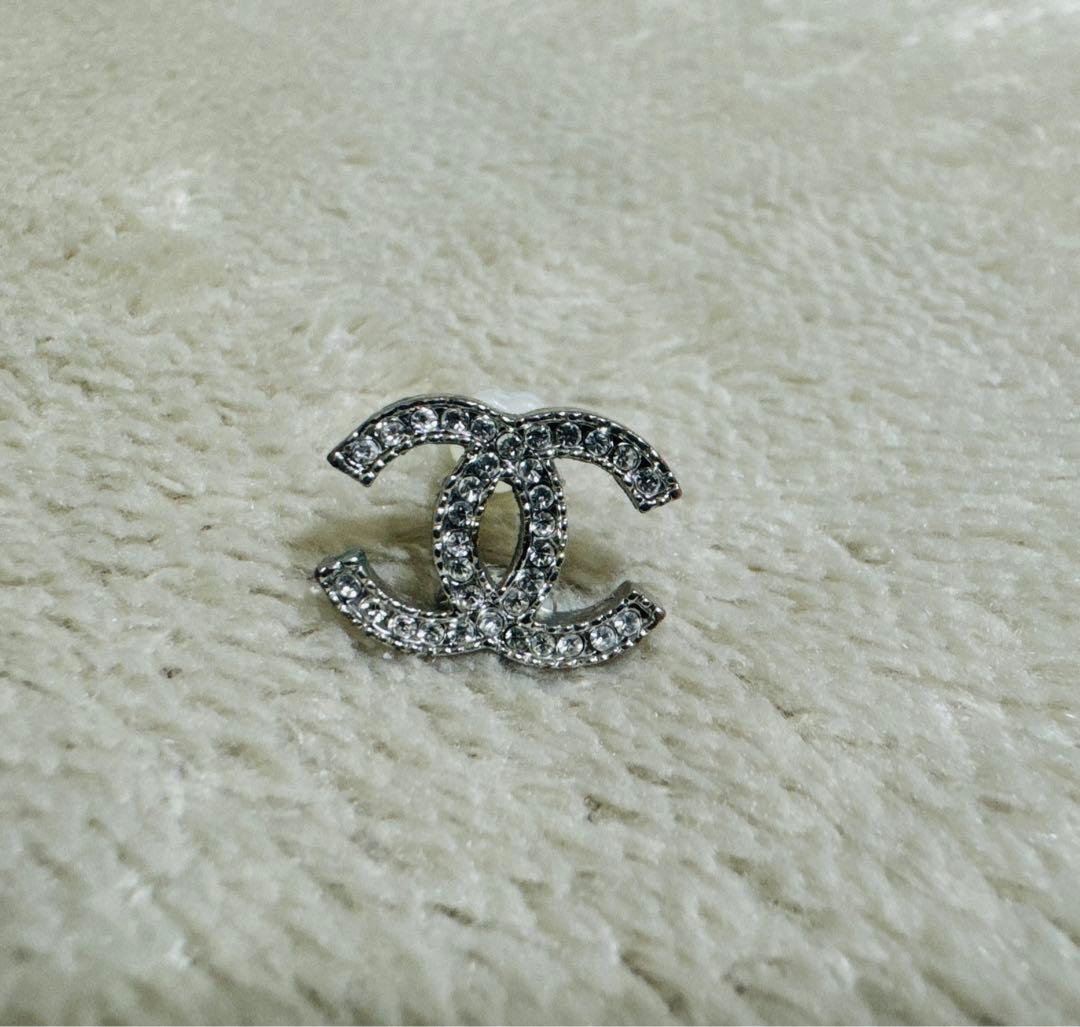 CHANEL シルバー ロゴピアス