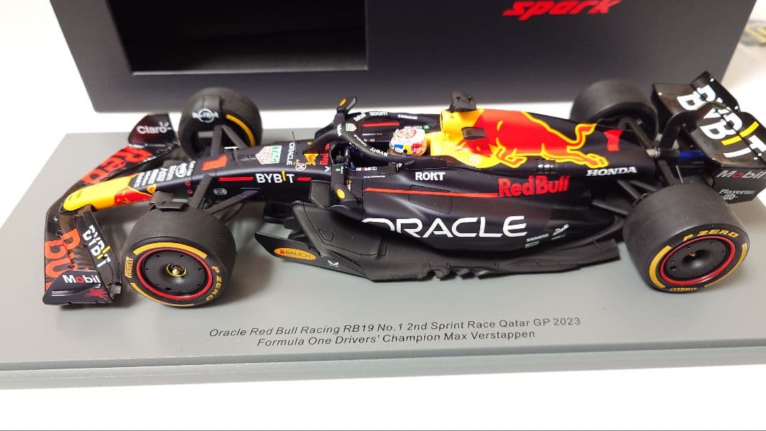 ミニカー Red Bull Racing RB19 Max Verstappen