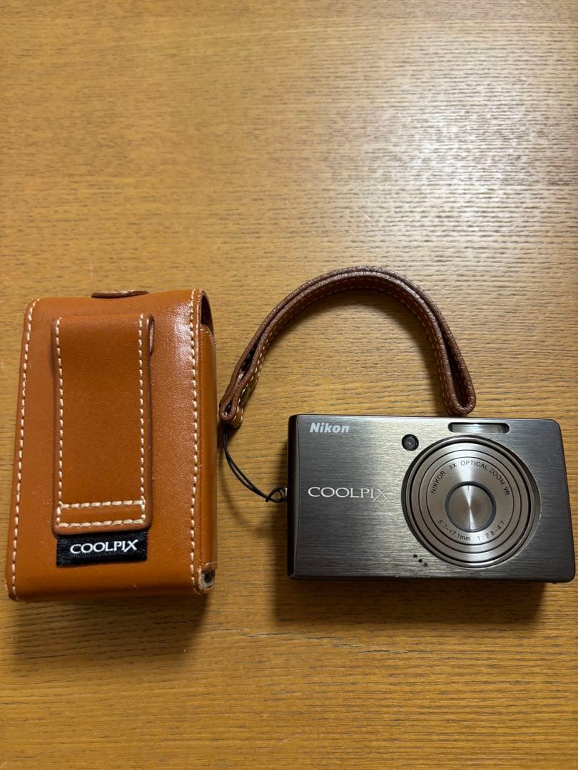 Nikon COOLPIX デジタルカメラ 本体と充電器