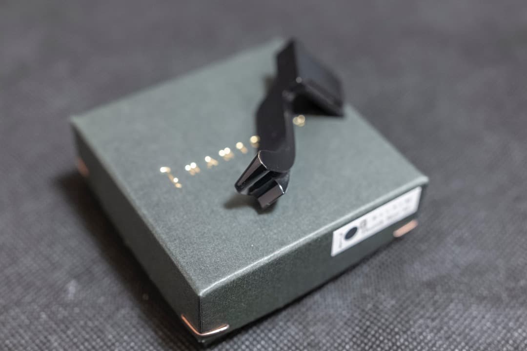 なにがし　LeicaM10、M11用サムレスト　光沢ブラックペイント