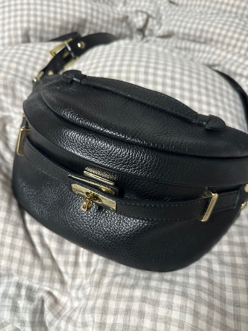 AULENTTI オーレンティ　レザー　ボディバッグ