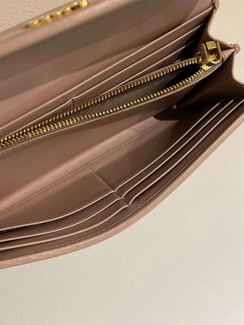 miumiu マトラッセレザー　長財布
