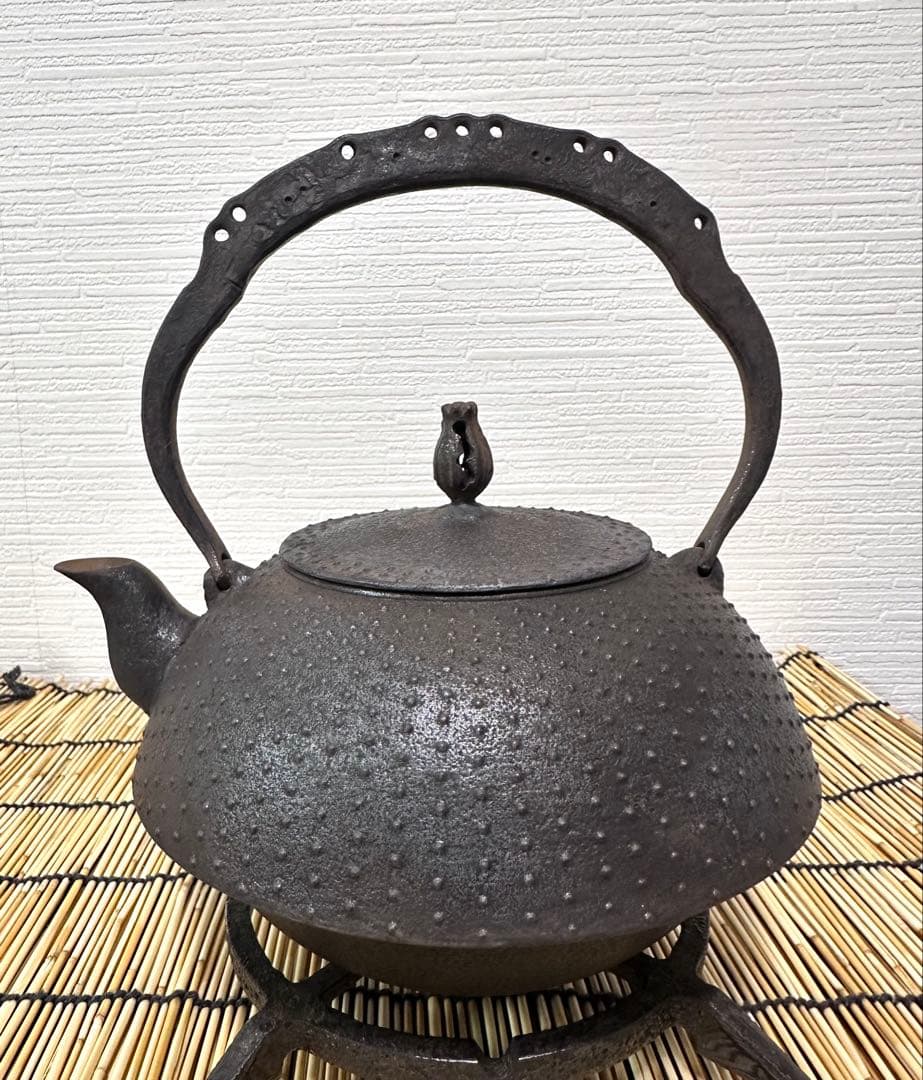 ＵＳＥＤ、美品　南部薫山工房１５型九重アラレ　南部鉄瓶　南部鉄器　鉄瓶