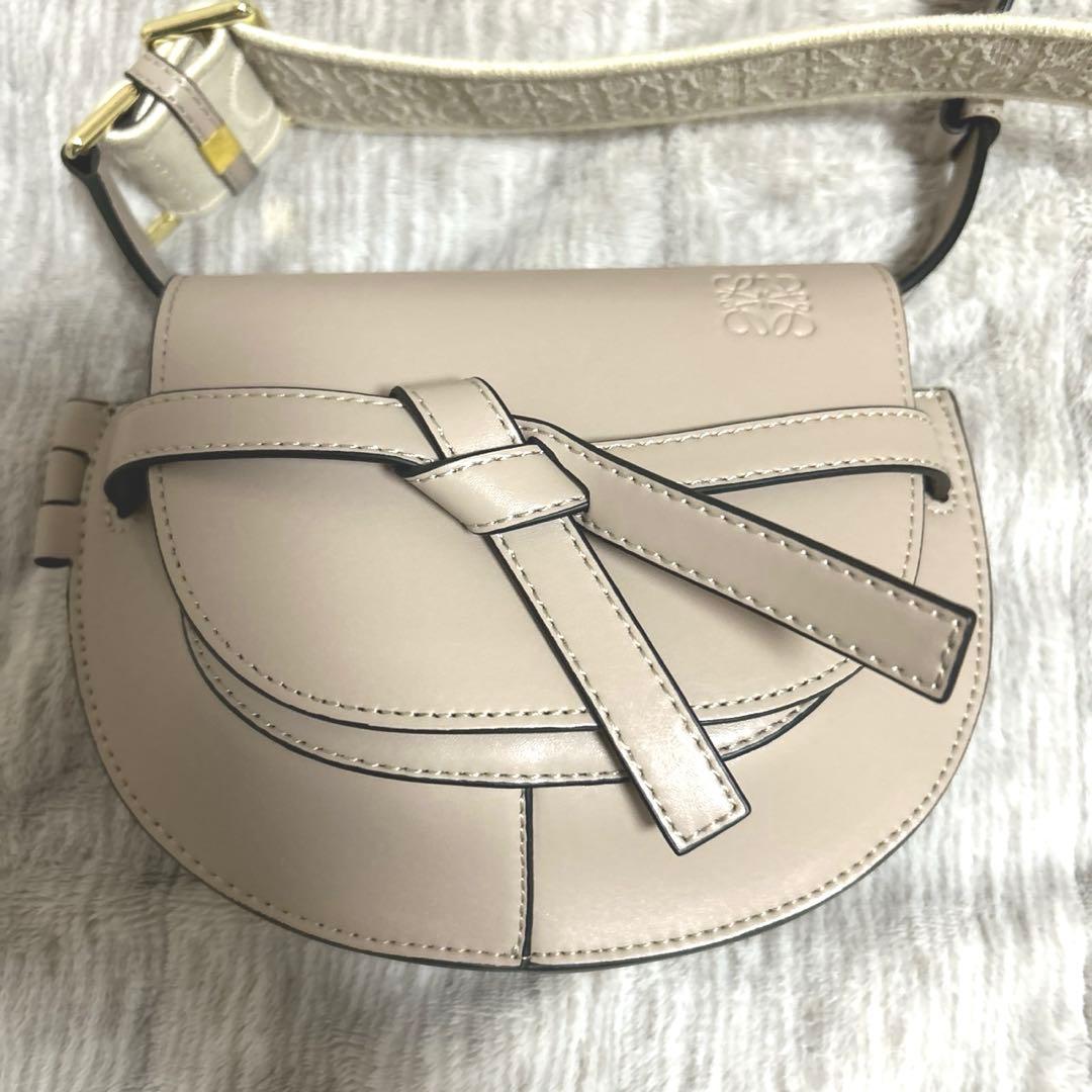 LOEWE ベージュ ラウンド型ショルダーバッグ