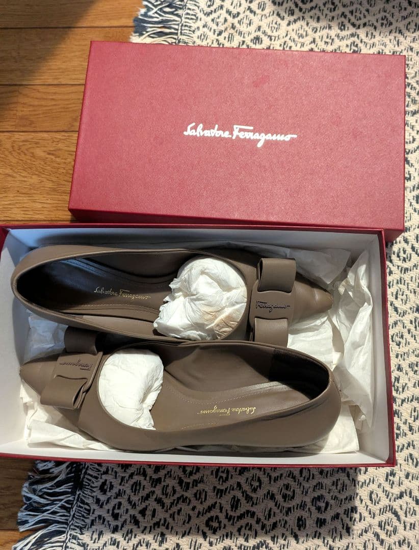 Salvatore Ferragamo Vivaフラットバンプス　サイズ9