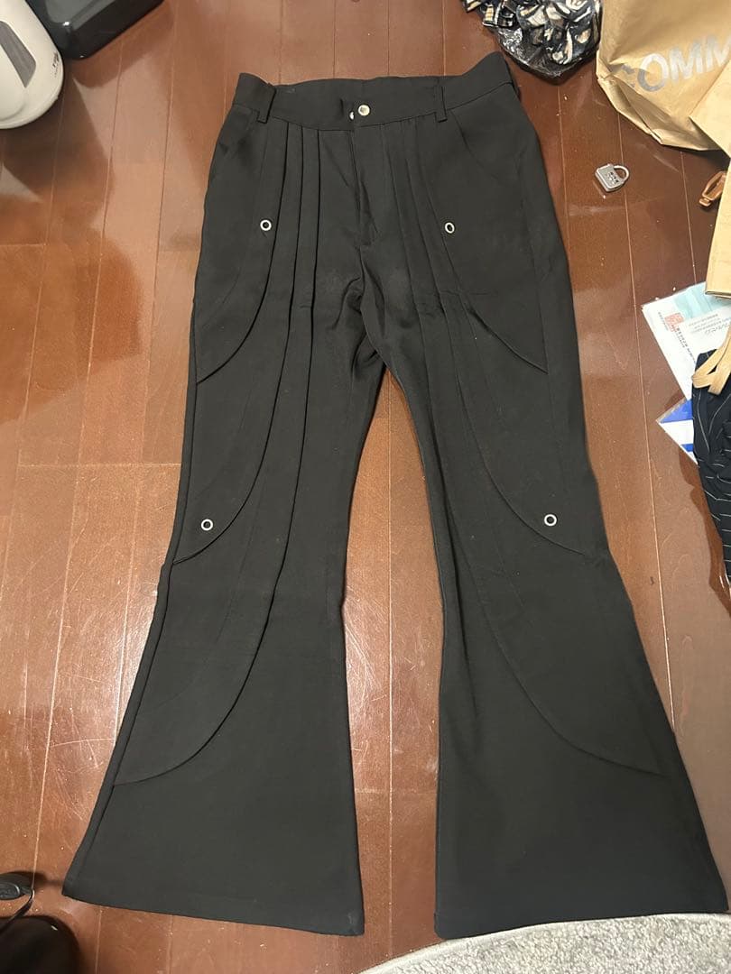 ダークモード　フレアパンツ