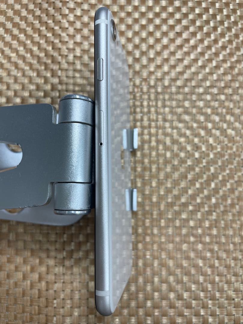 iPhone SE 第3世代 64 GBスターライトSIMフリー【4533】